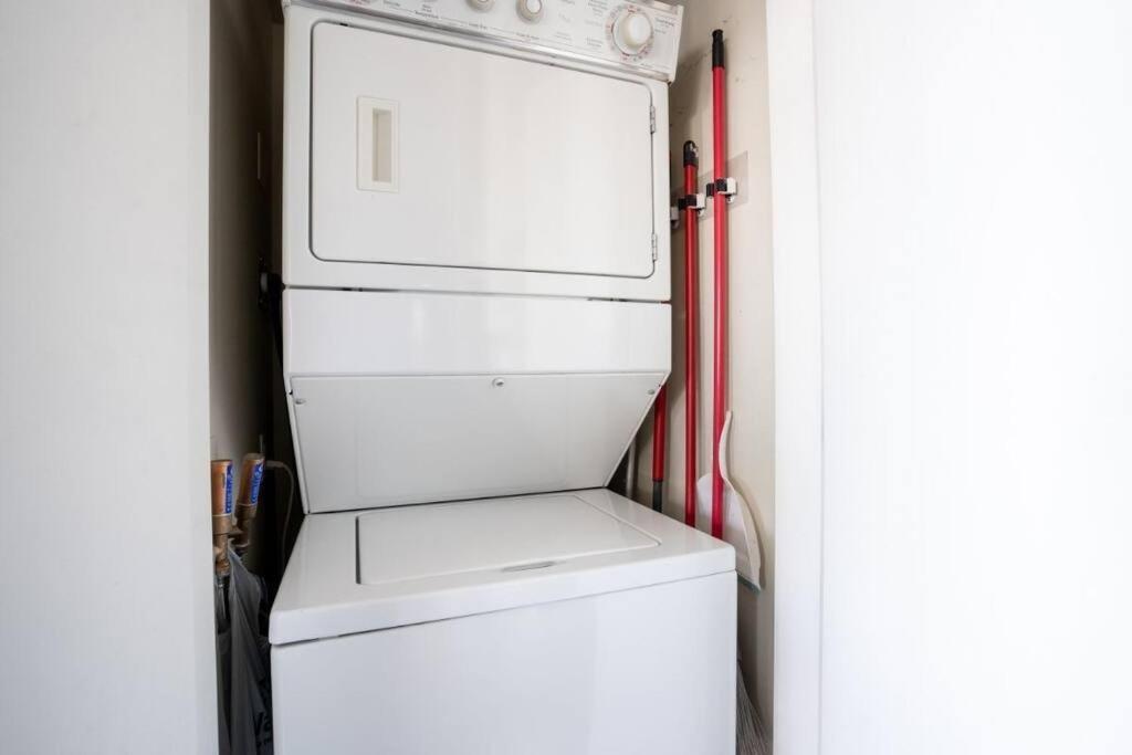 Modern spacious Apt plus Solarium and Den in Downtown Vancouver with Parking and Pool