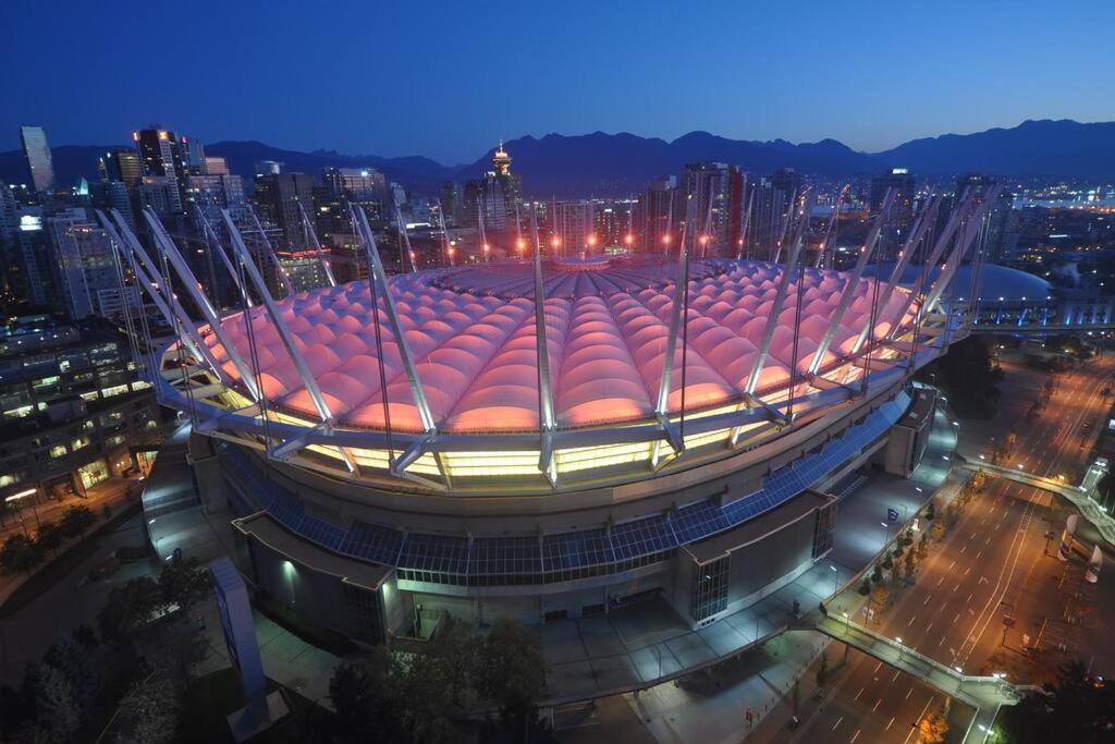 Modern spacious Apt plus Solarium and Den in Downtown Vancouver with Parking and Pool