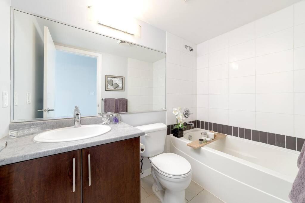 Modern spacious Apt plus Solarium and Den in Downtown Vancouver with Parking and Pool