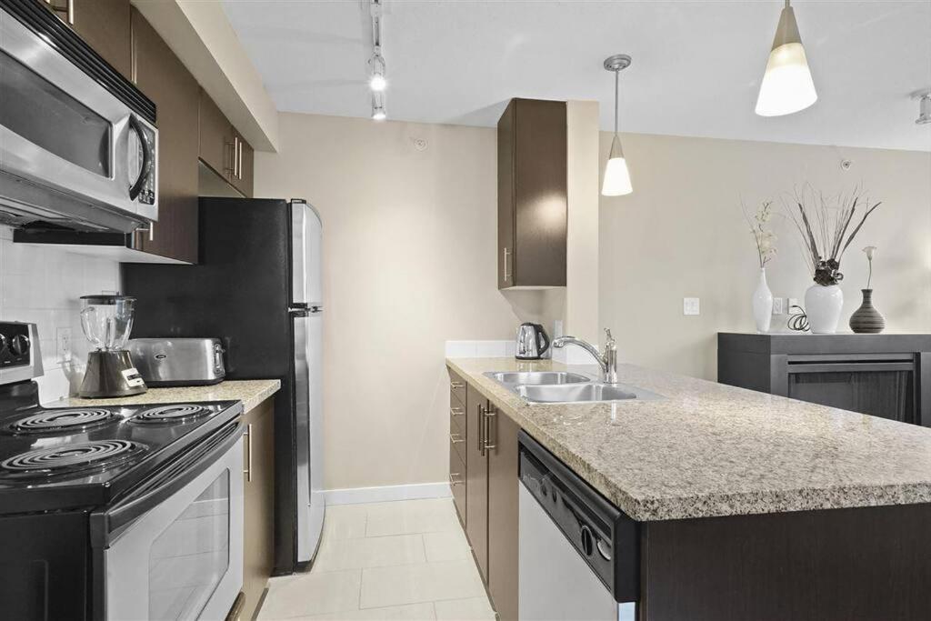 Modern spacious Apt plus Solarium and Den in Downtown Vancouver with Parking and Pool