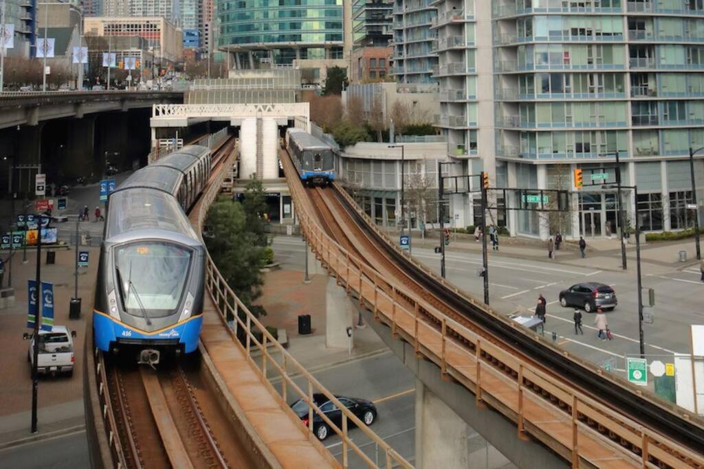 Modern spacious Apt plus Solarium and Den in Downtown Vancouver with Parking and Pool