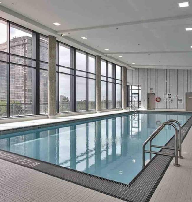 Modern spacious Apt plus Solarium and Den in Downtown Vancouver with Parking and Pool