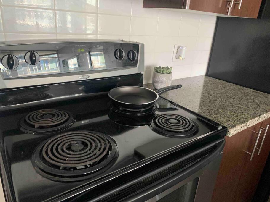 Modern spacious Apt plus Solarium and Den in Downtown Vancouver with Parking and Pool