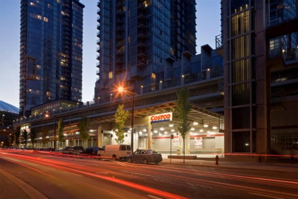 Modern spacious Apt plus Solarium and Den in Downtown Vancouver with Parking and Pool