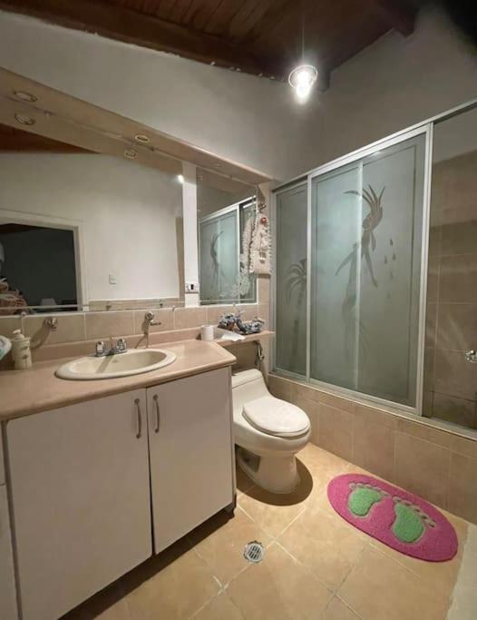 Amplia casa urbanización privada