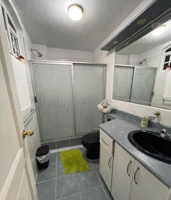 Amplia casa urbanización privada