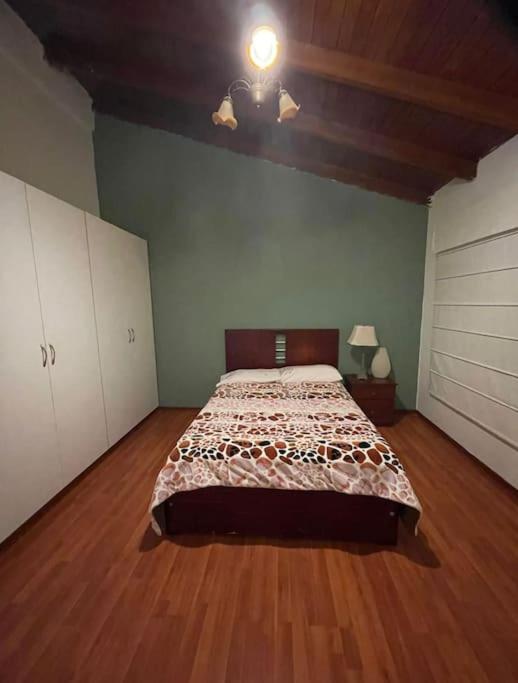 Amplia casa urbanización privada