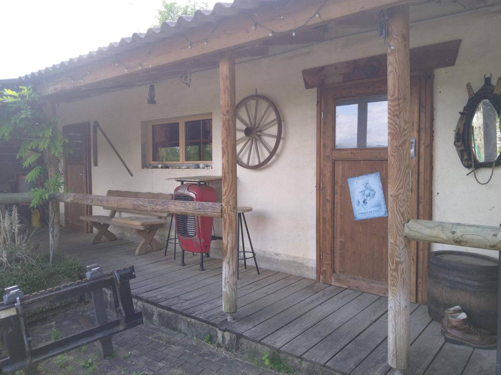 Charmantes Western-Zimmer mit Veranda auf dem Raihof