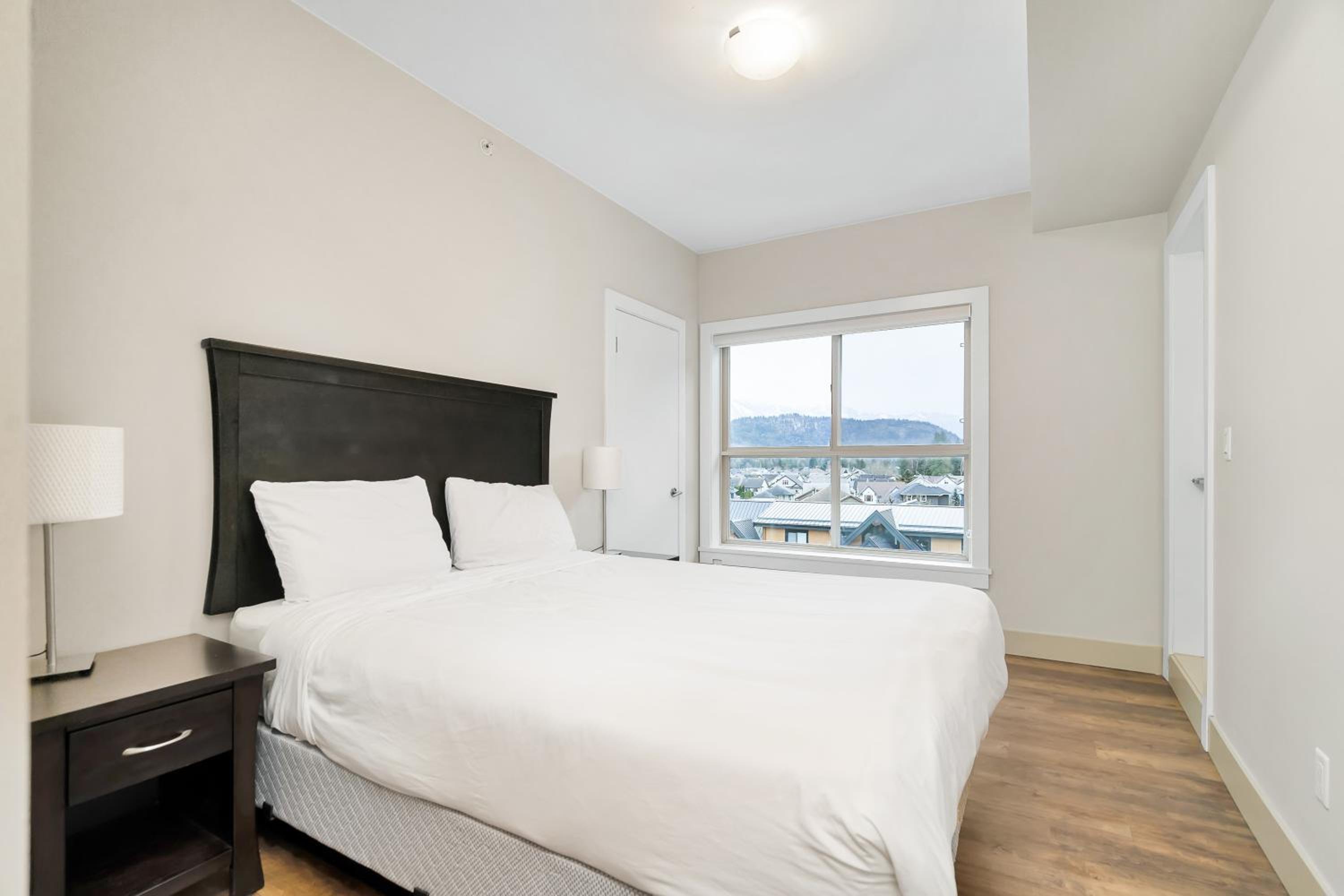 3BR Lakeside Penthouse Retreat With Rooftop BBQ