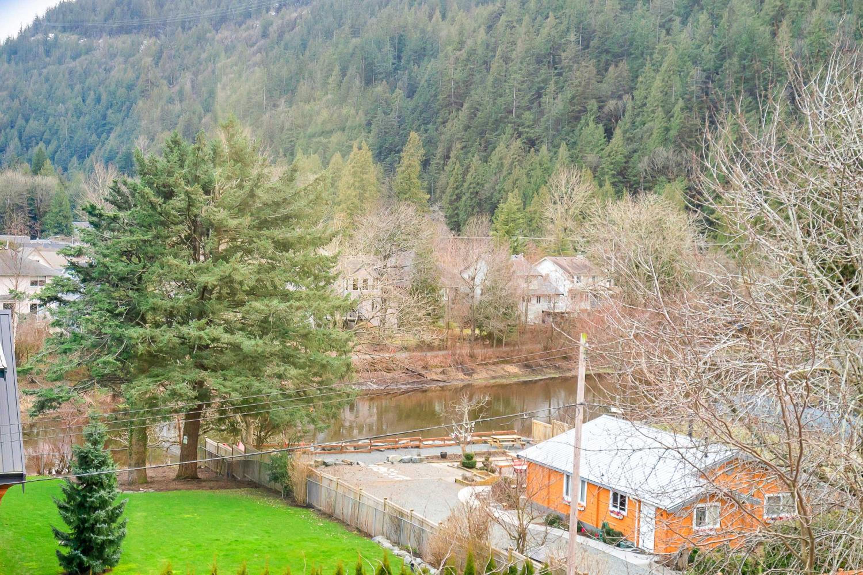 3BR Lakeside Penthouse Retreat With Rooftop BBQ
