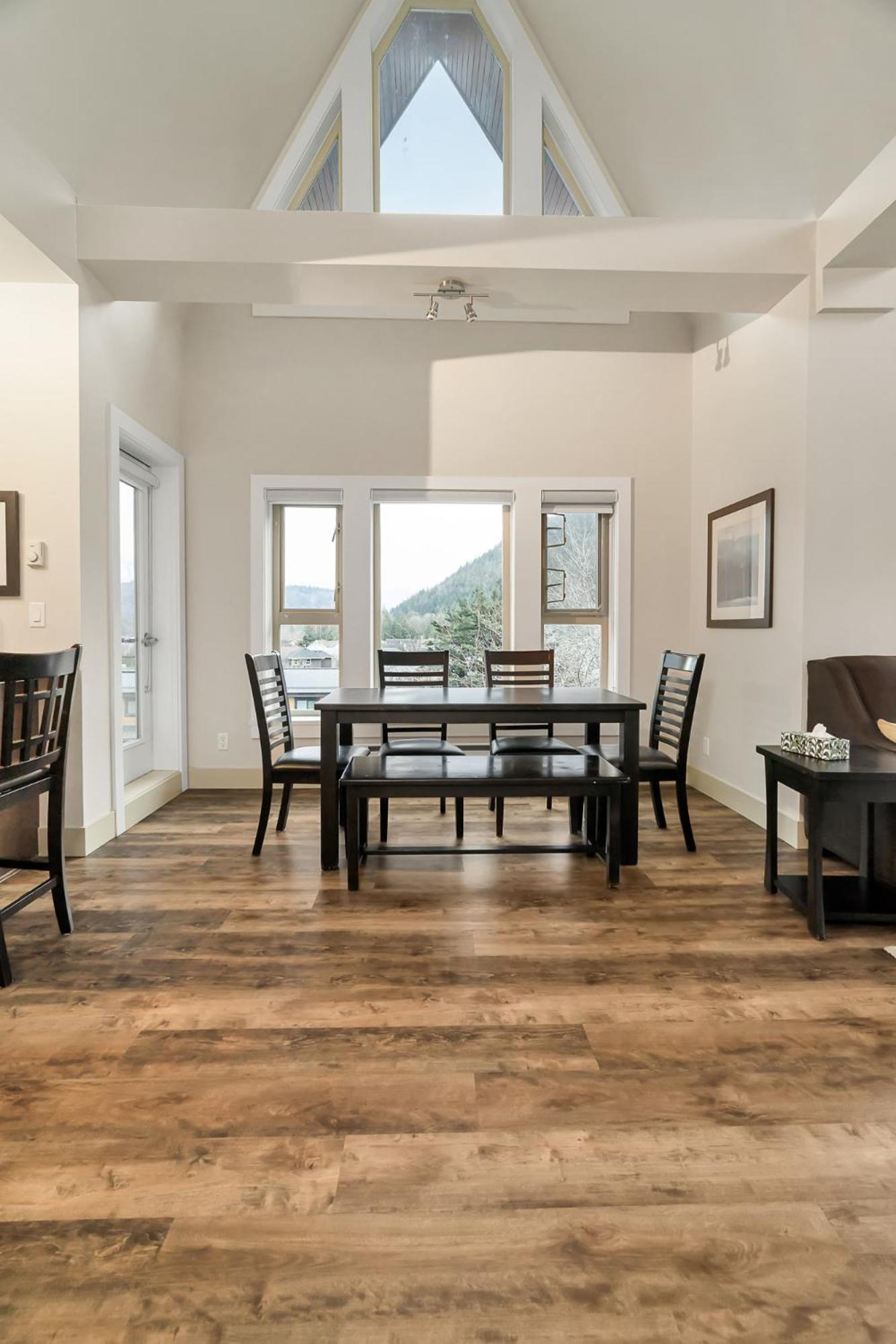 3BR Lakeside Penthouse Retreat With Rooftop BBQ