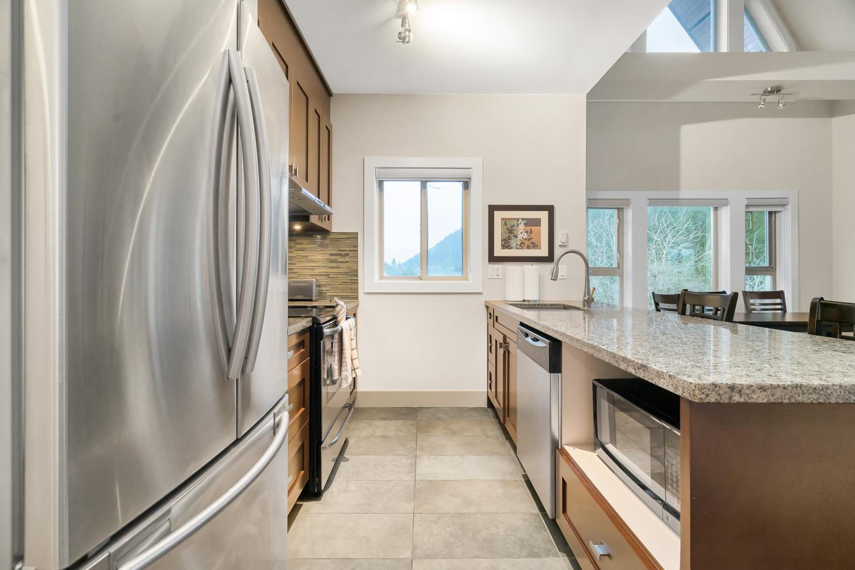 3BR Lakeside Penthouse Retreat With Rooftop BBQ