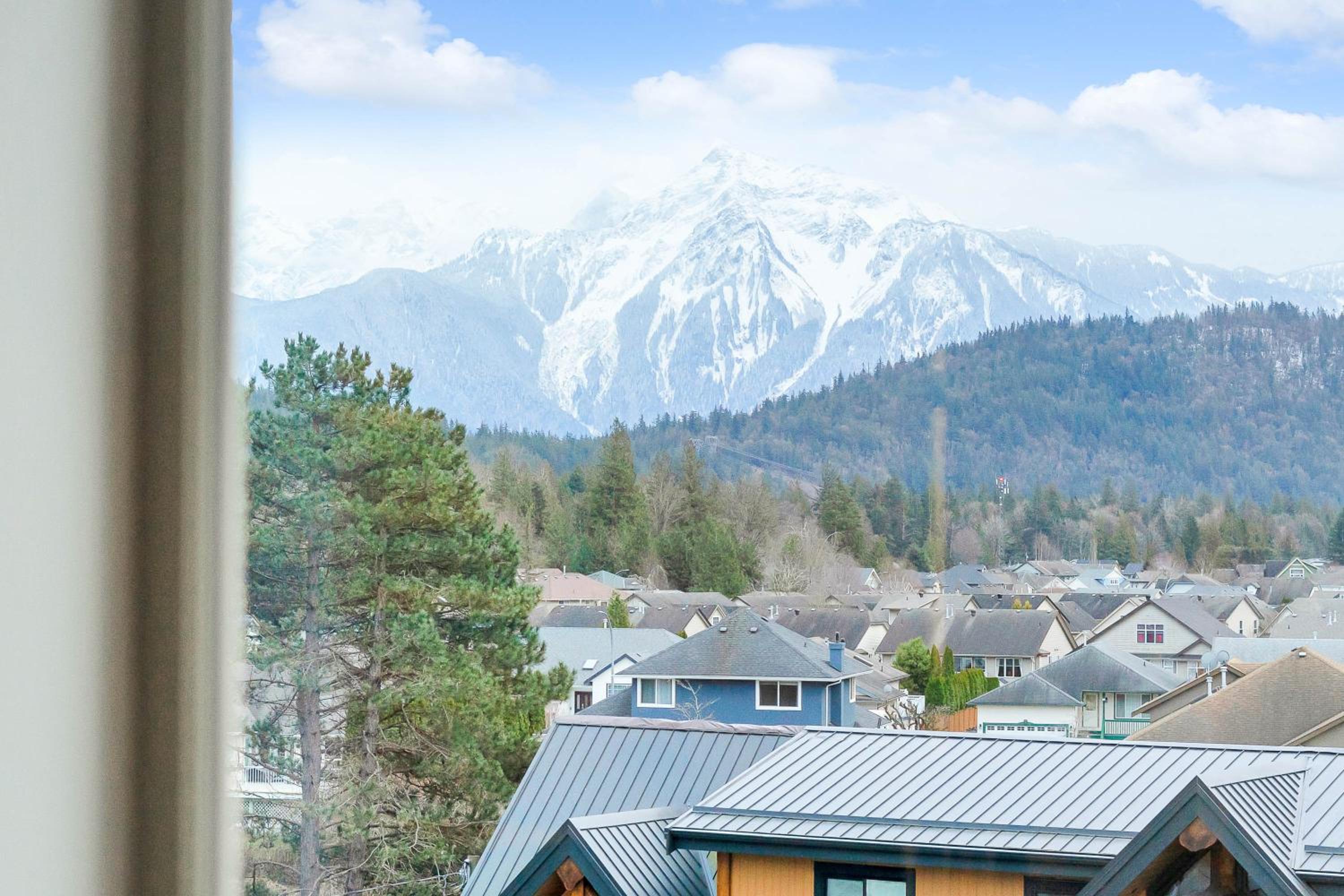 3BR Lakeside Penthouse Retreat With Rooftop BBQ