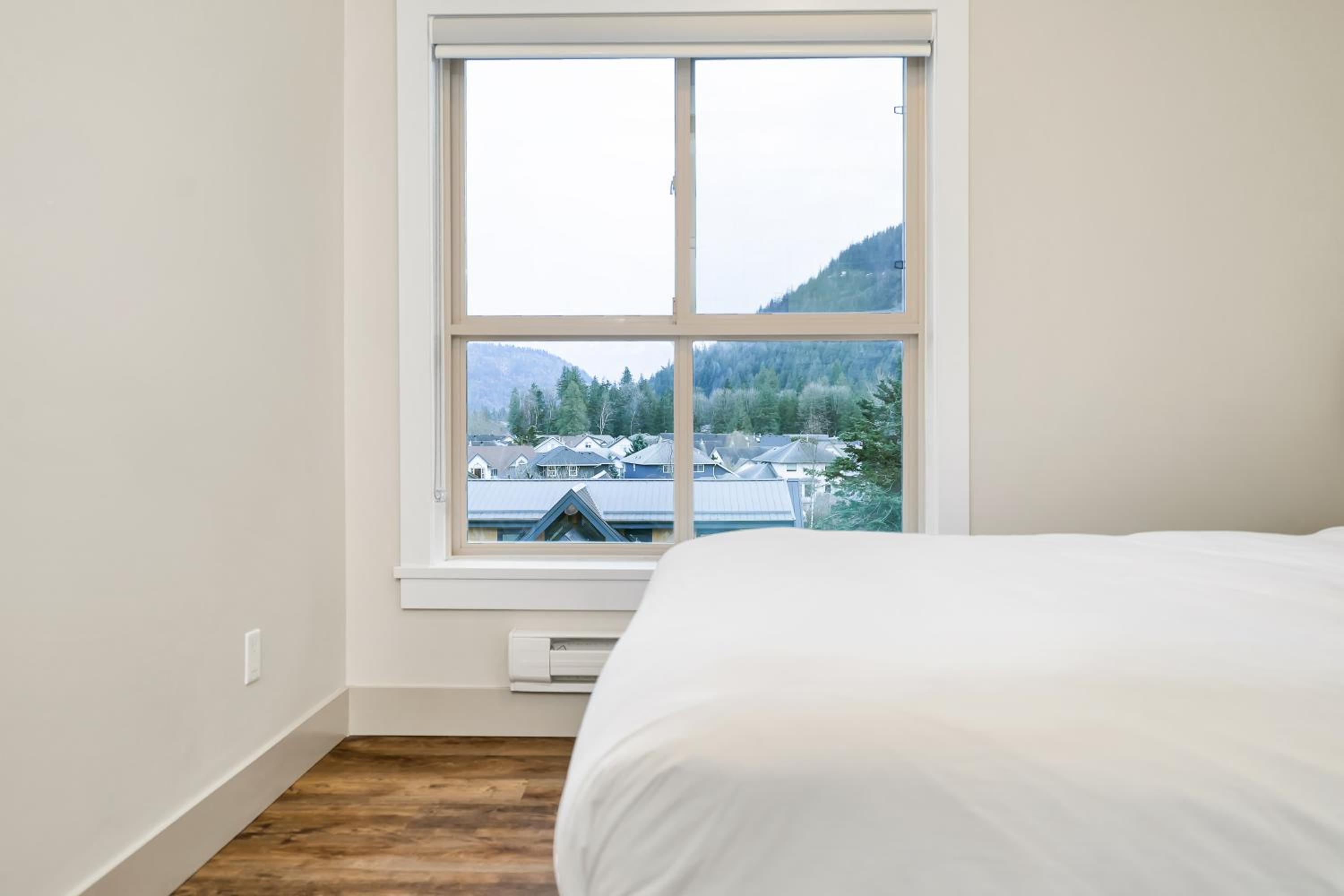 3BR Lakeside Penthouse Retreat With Rooftop BBQ