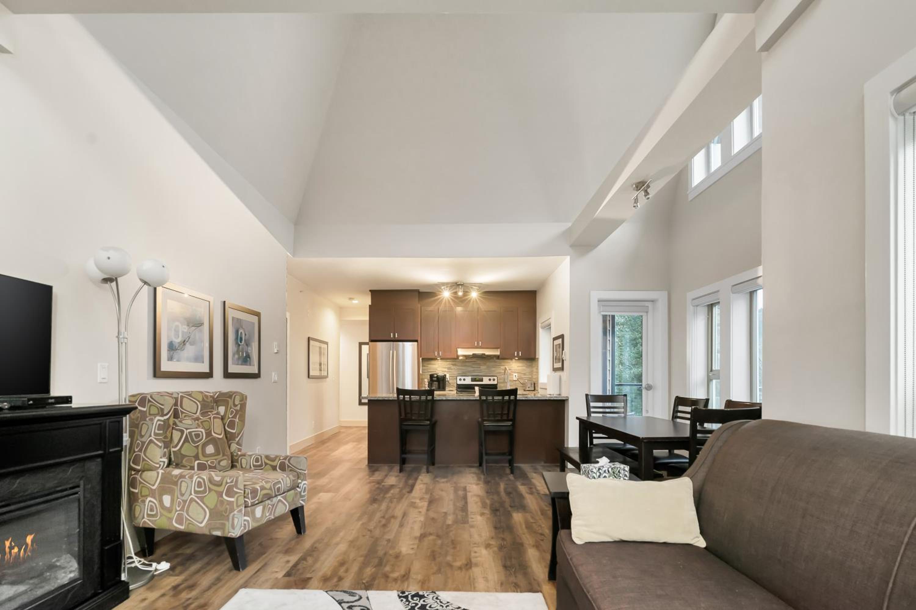 3BR Lakeside Penthouse Retreat With Rooftop BBQ