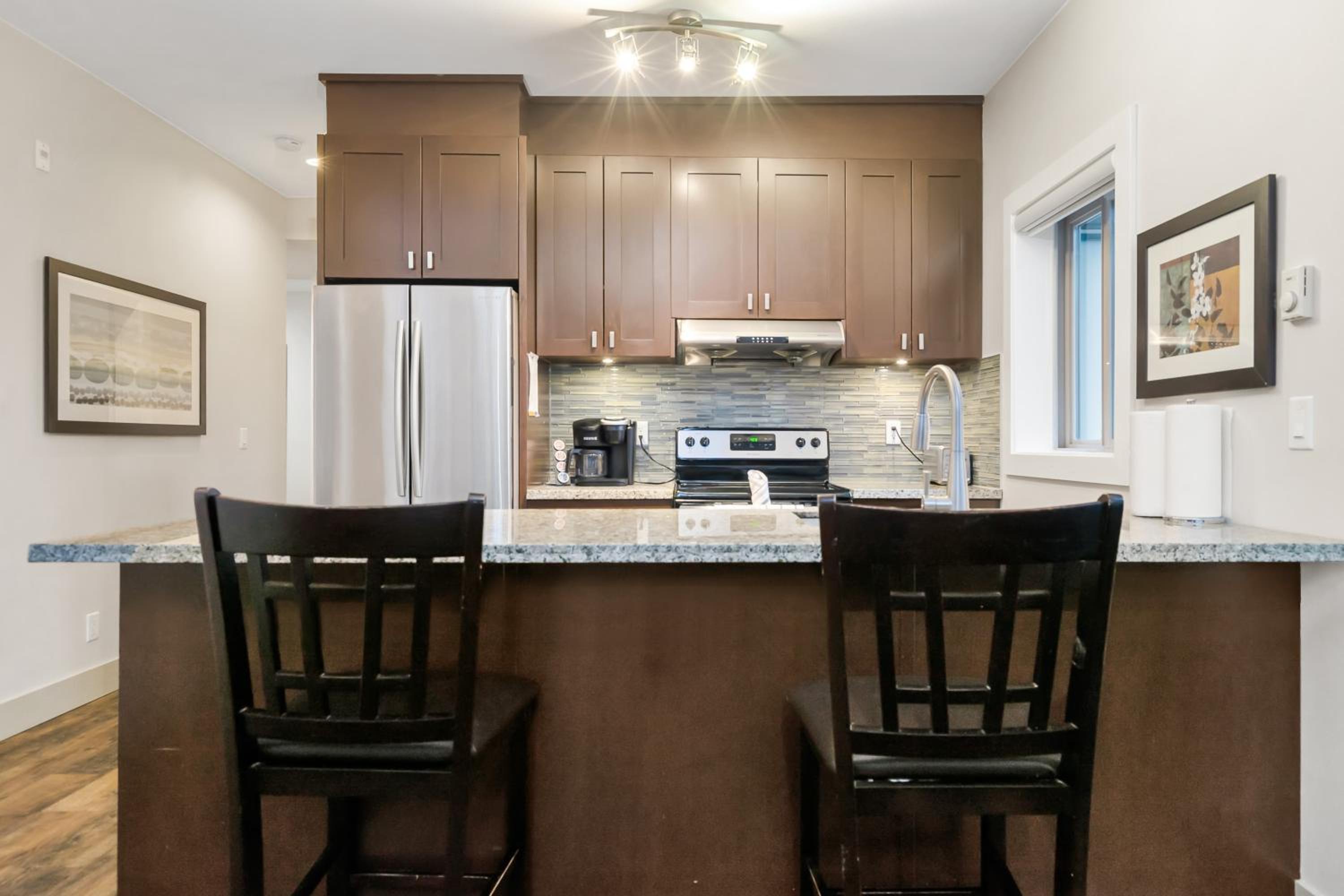 3BR Lakeside Penthouse Retreat With Rooftop BBQ
