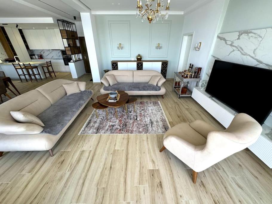 Seafront Oasis Luxury Apartment, with Sae View