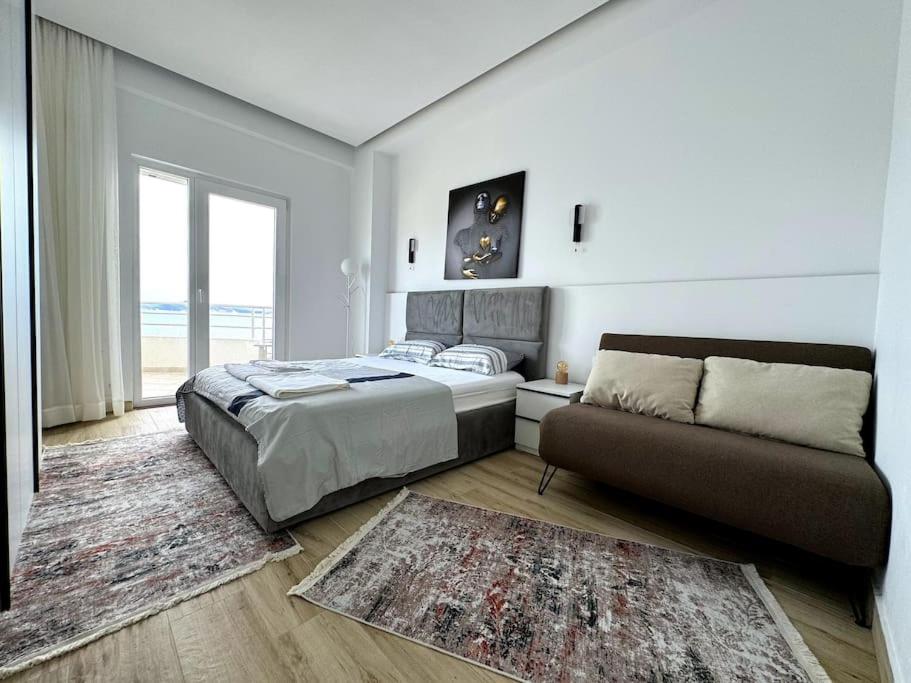 Seafront Oasis Luxury Apartment, with Sae View
