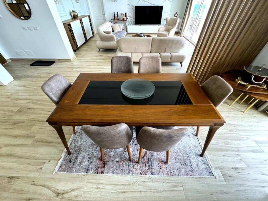 Seafront Oasis Luxury Apartment, with Sae View