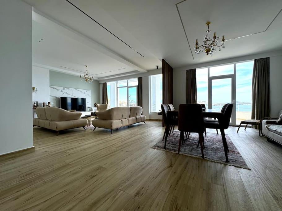 Seafront Oasis Luxury Apartment, with Sae View