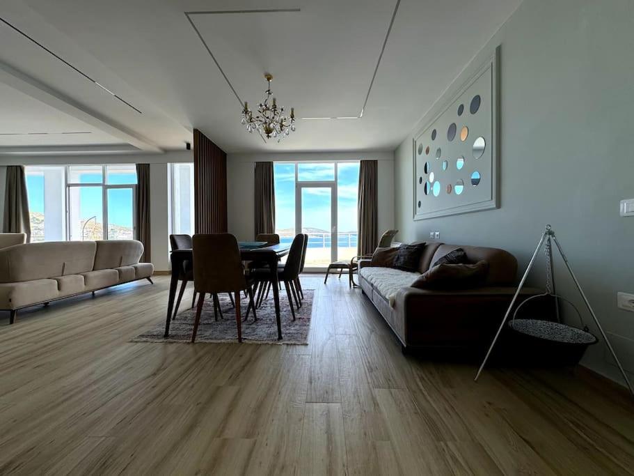 Seafront Oasis Luxury Apartment, with Sae View