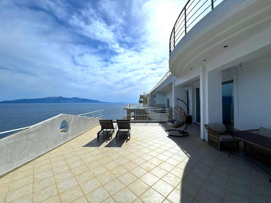 Seafront Oasis Luxury Apartment, with Sae View