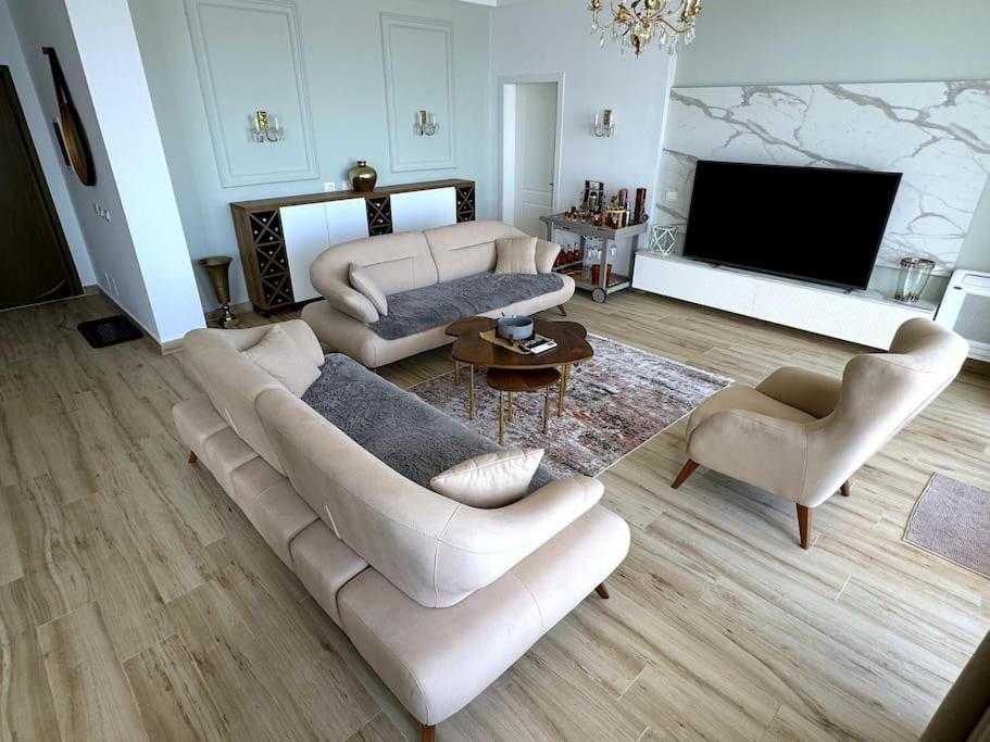 Seafront Oasis Luxury Apartment, with Sae View