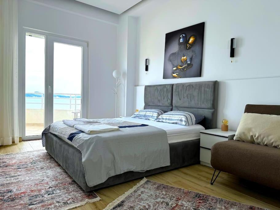 Seafront Oasis Luxury Apartment, with Sae View