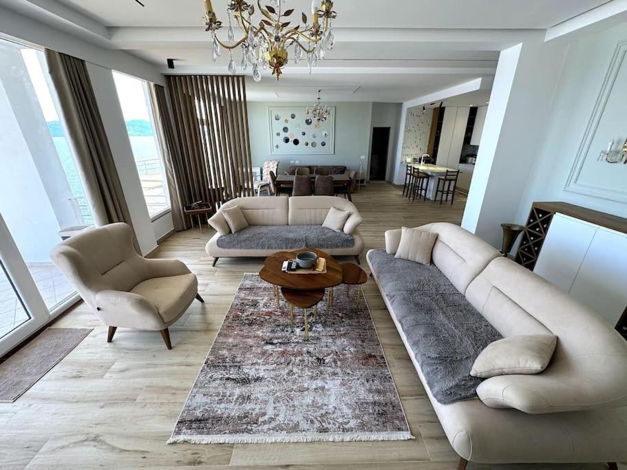 Seafront Oasis Luxury Apartment, with Sae View