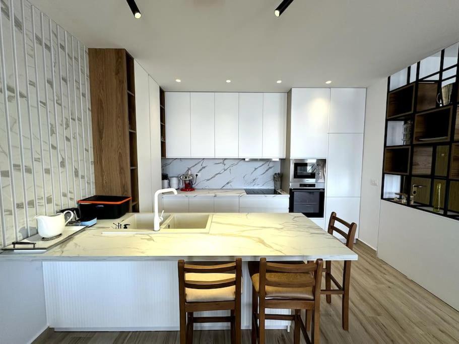 Seafront Oasis Luxury Apartment, with Sae View