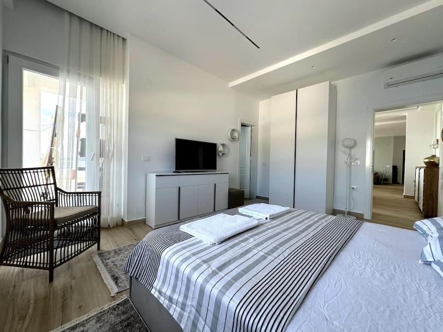 Seafront Oasis Luxury Apartment, with Sae View