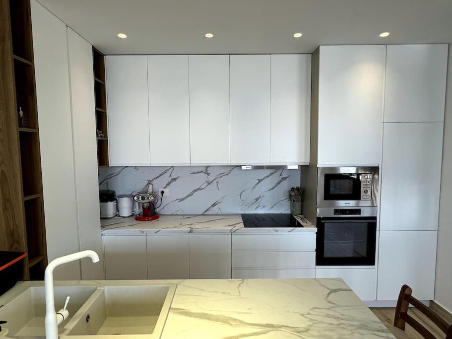 Seafront Oasis Luxury Apartment, with Sae View