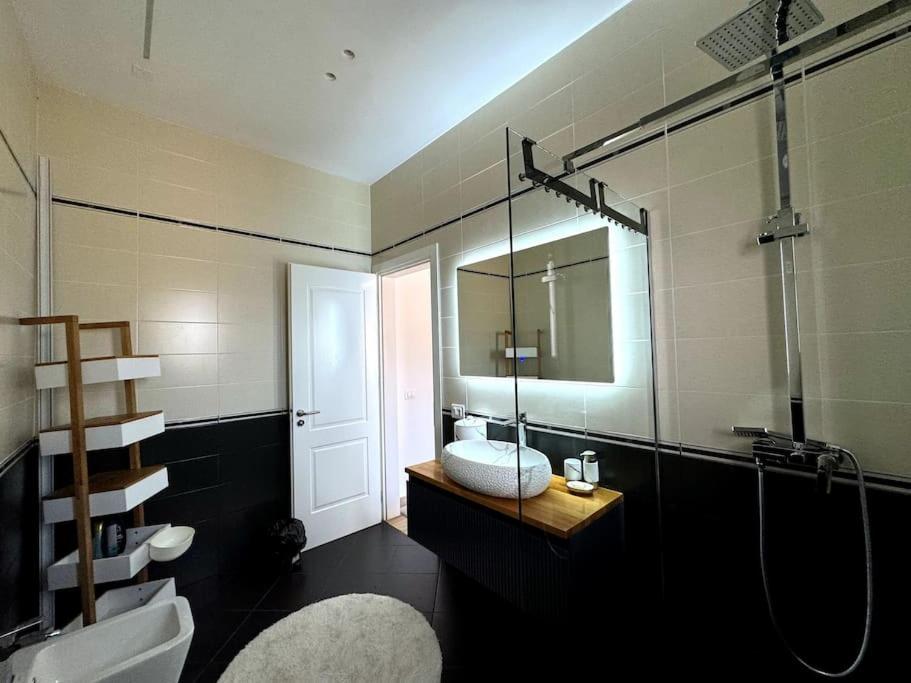 Seafront Oasis Luxury Apartment, with Sae View