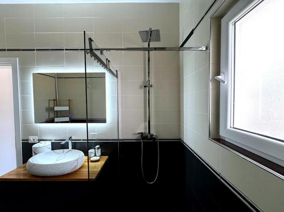Seafront Oasis Luxury Apartment, with Sae View