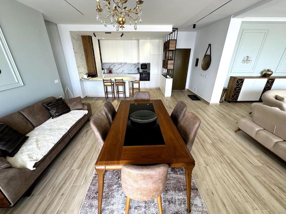 Seafront Oasis Luxury Apartment, with Sae View