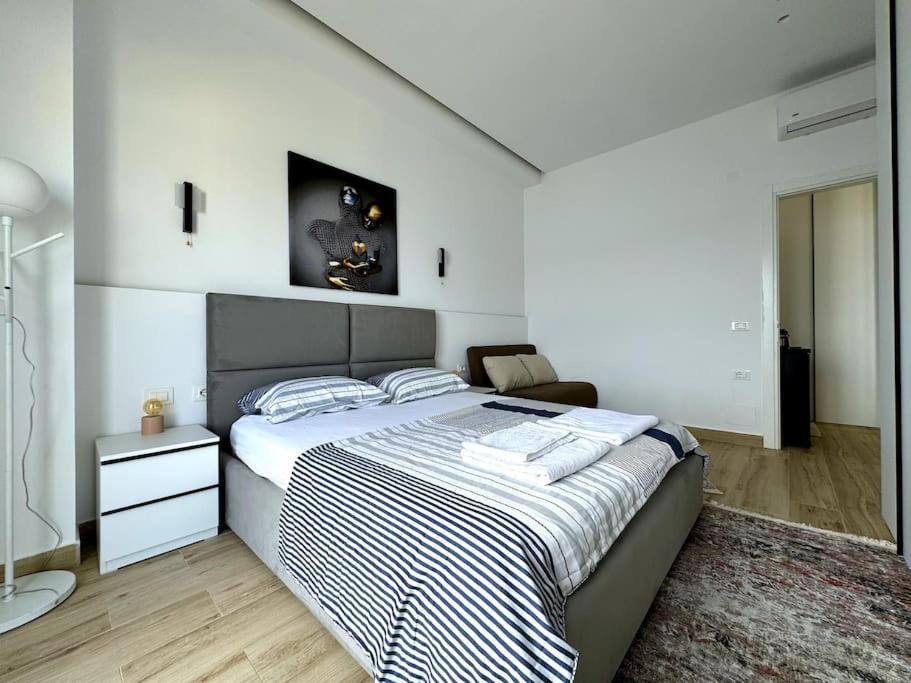 Seafront Oasis Luxury Apartment, with Sae View