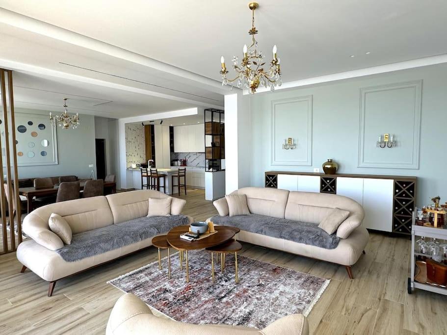Seafront Oasis Luxury Apartment, with Sae View