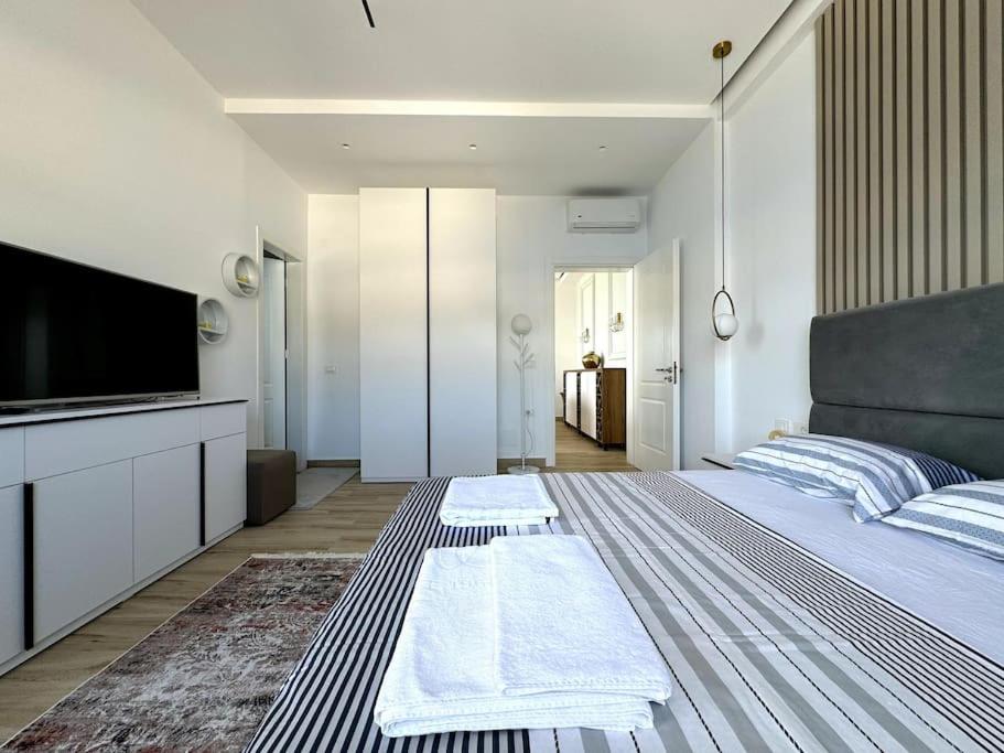 Seafront Oasis Luxury Apartment, with Sae View