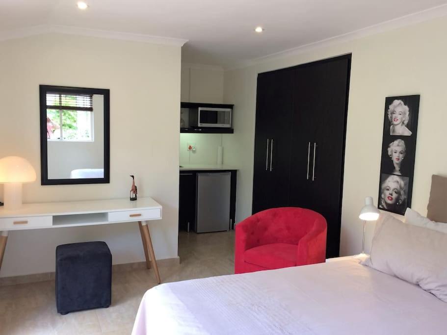 Luxurious Room in excellent proximity to Beach view 2