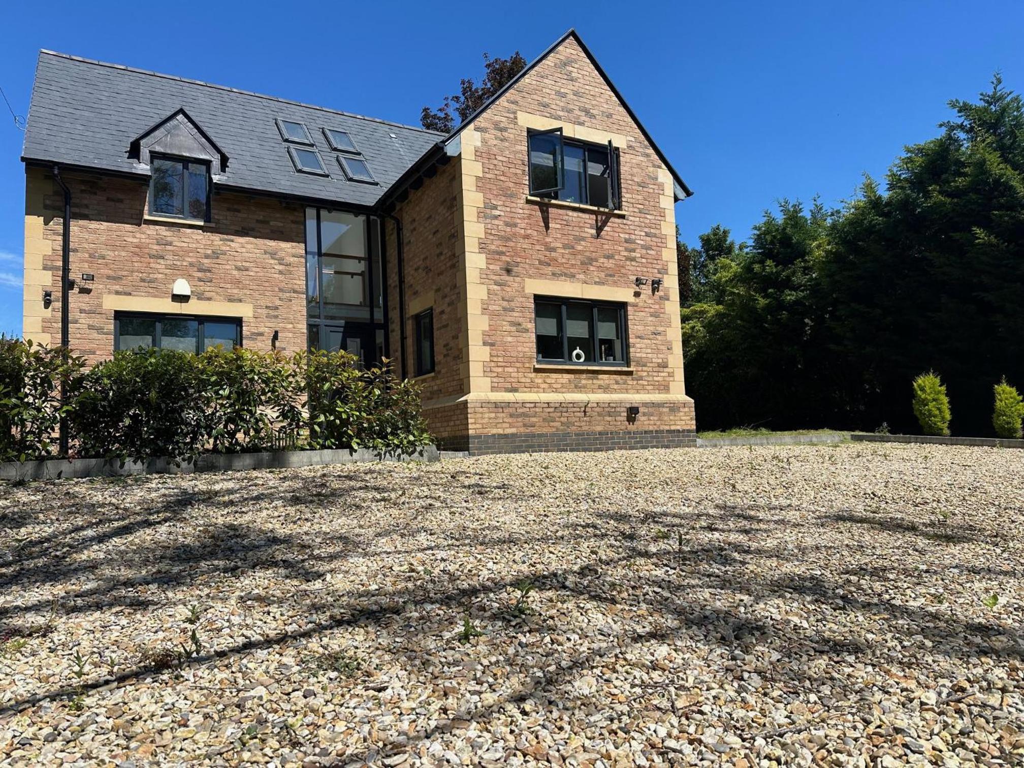 Tranquil Oxford retreat 4 Bedroom House aircon view 3