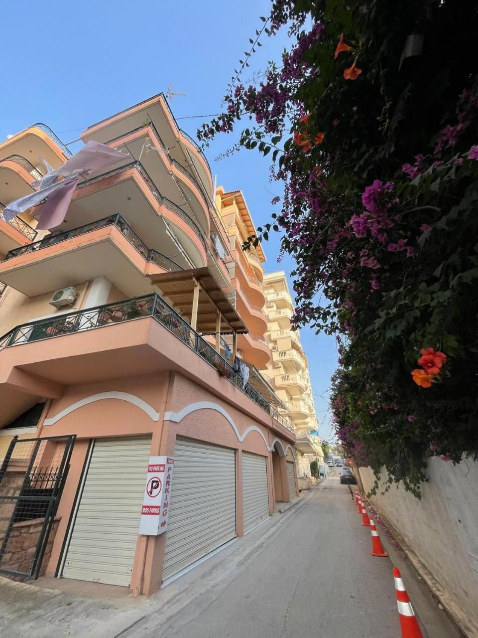Tomas Apartments