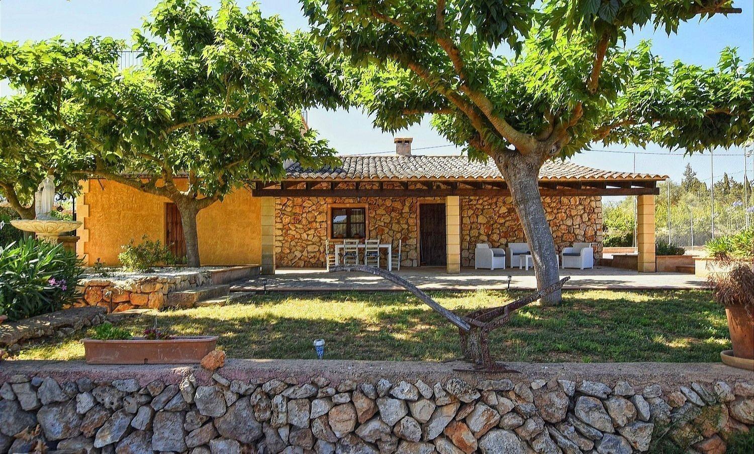Typisch mallorquinische Finca mit Pool Klimaanlage Wifi und privatem Tennisplatz für 6 Personen