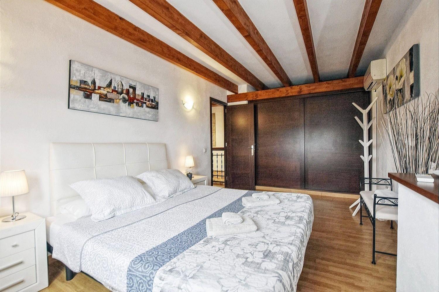 Typisch mallorquinische Finca mit Pool Klimaanlage Wifi und privatem Tennisplatz für 6 Personen