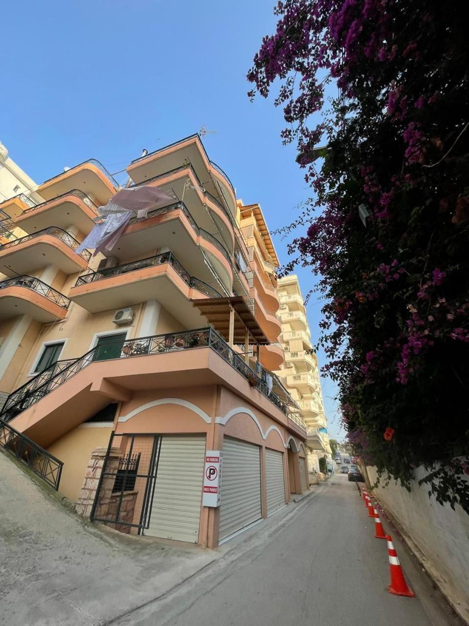 Tomas Apartments