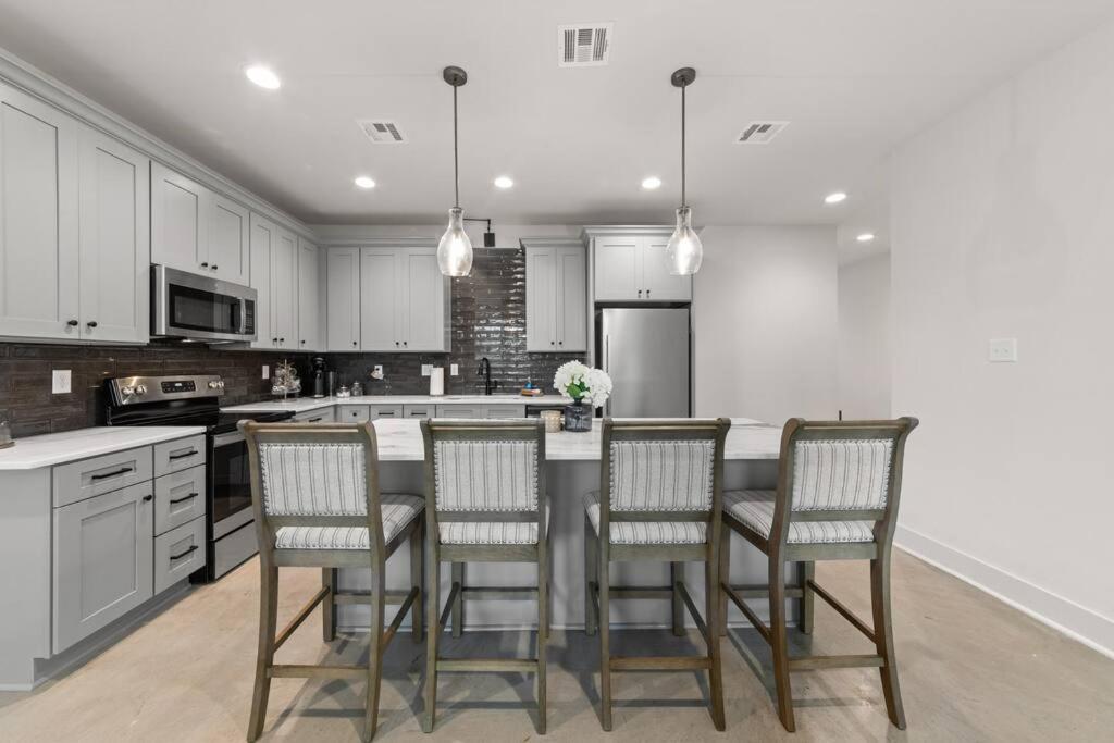Cajun French House-2 King Beds-Near Sports Complex view 3