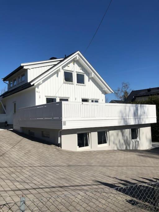 Flott enebolig, med 3 soverom og 2 bad, med kort vei til sentrum