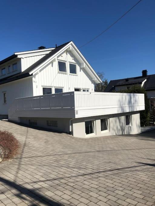 Flott enebolig, med 3 soverom og 2 bad, med kort vei til sentrum