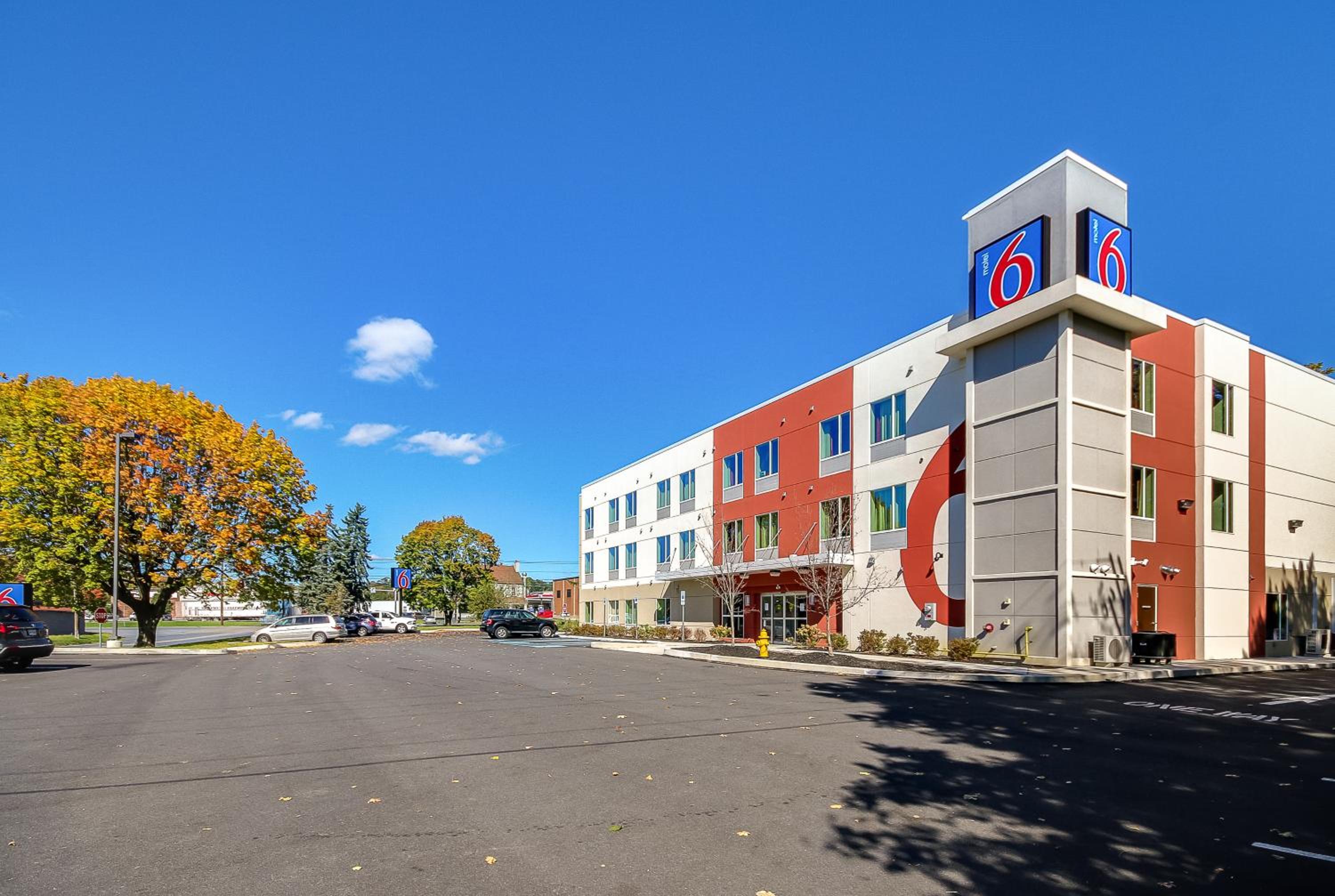 Allentown Vacations - Motel 6-Allentown, PA - Property Image 3