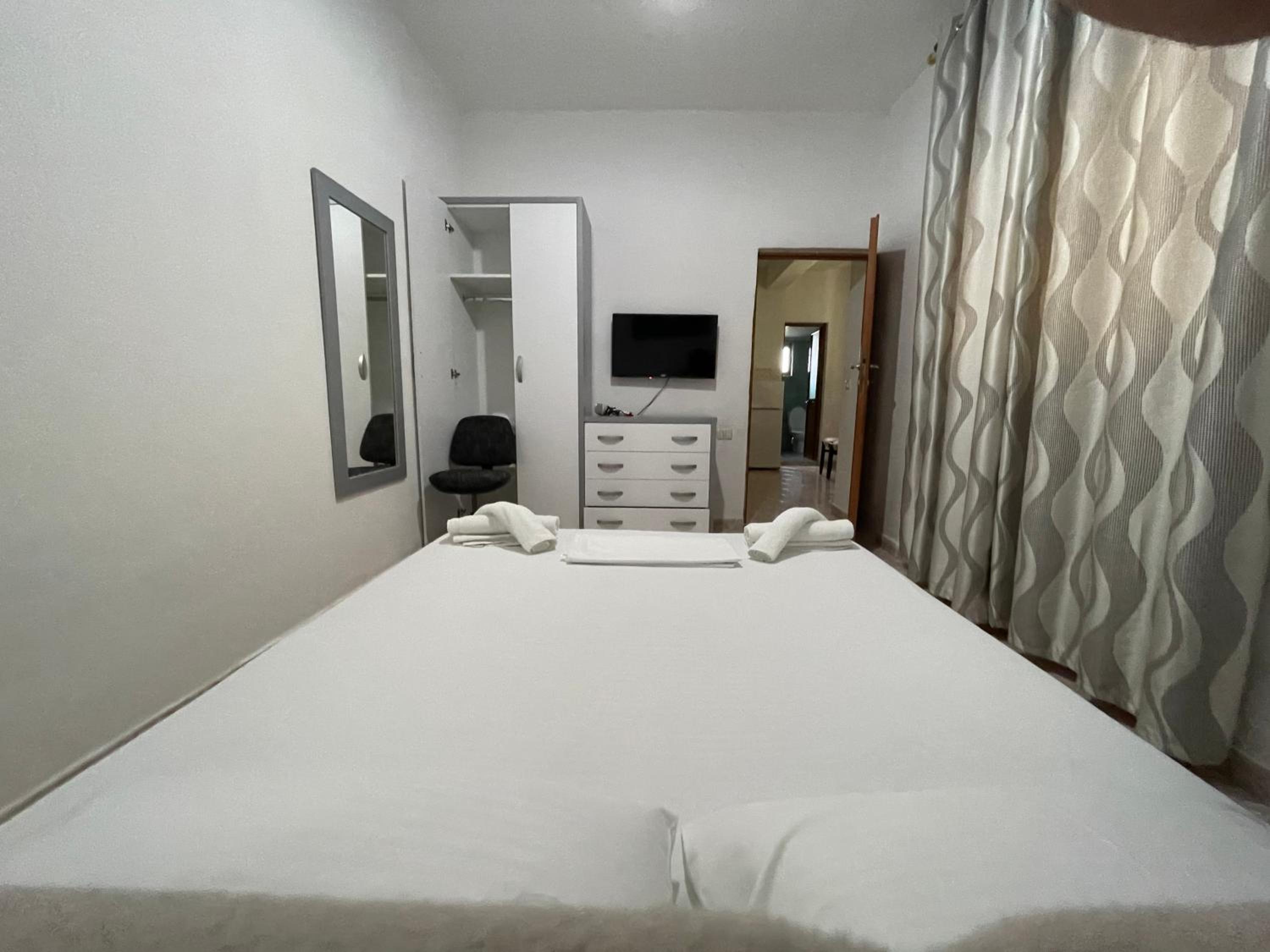 Yllis Rooms