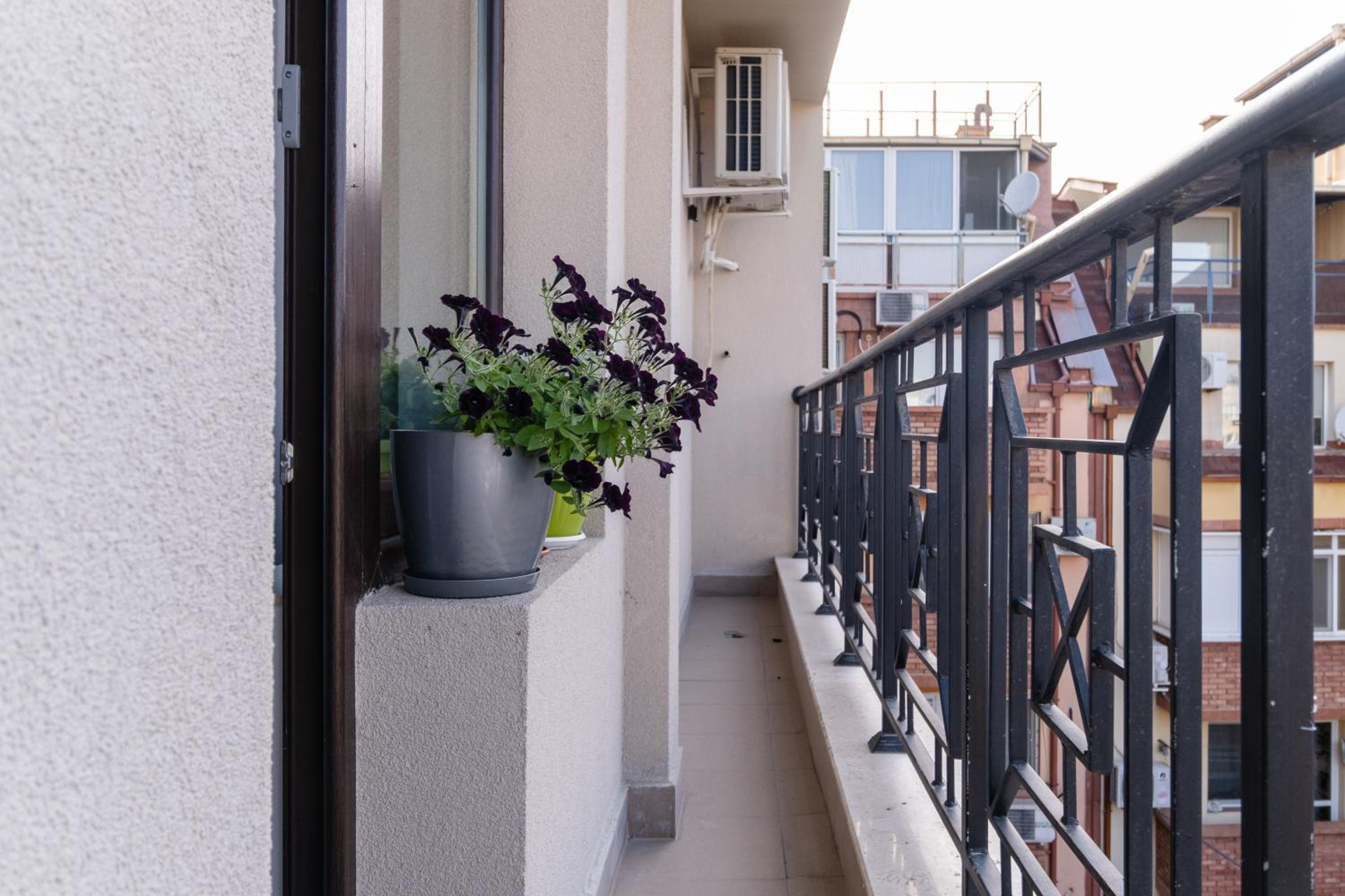 1-Bedroom apartment with Free Private parking